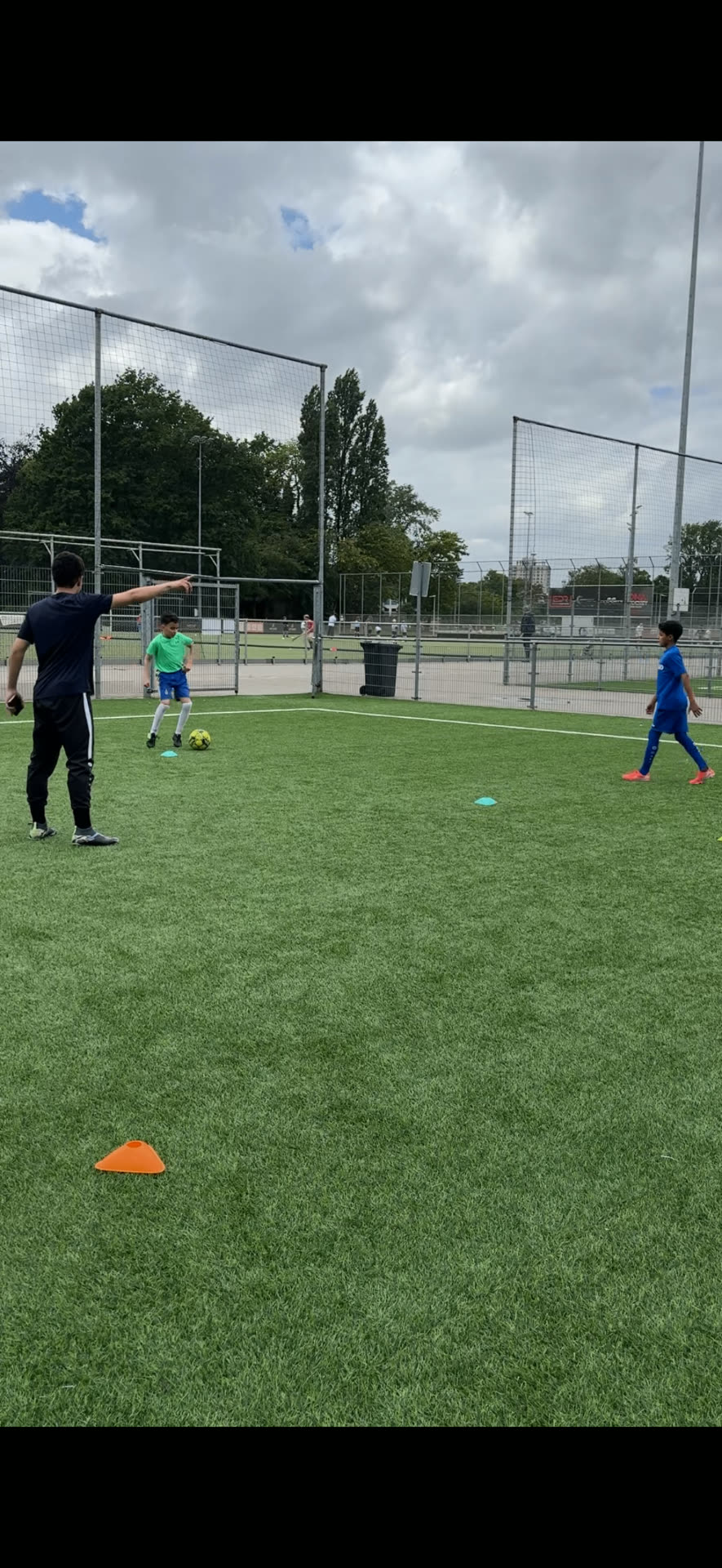 Walid Khadri tijdens een voetbaltraining van WKS Performance