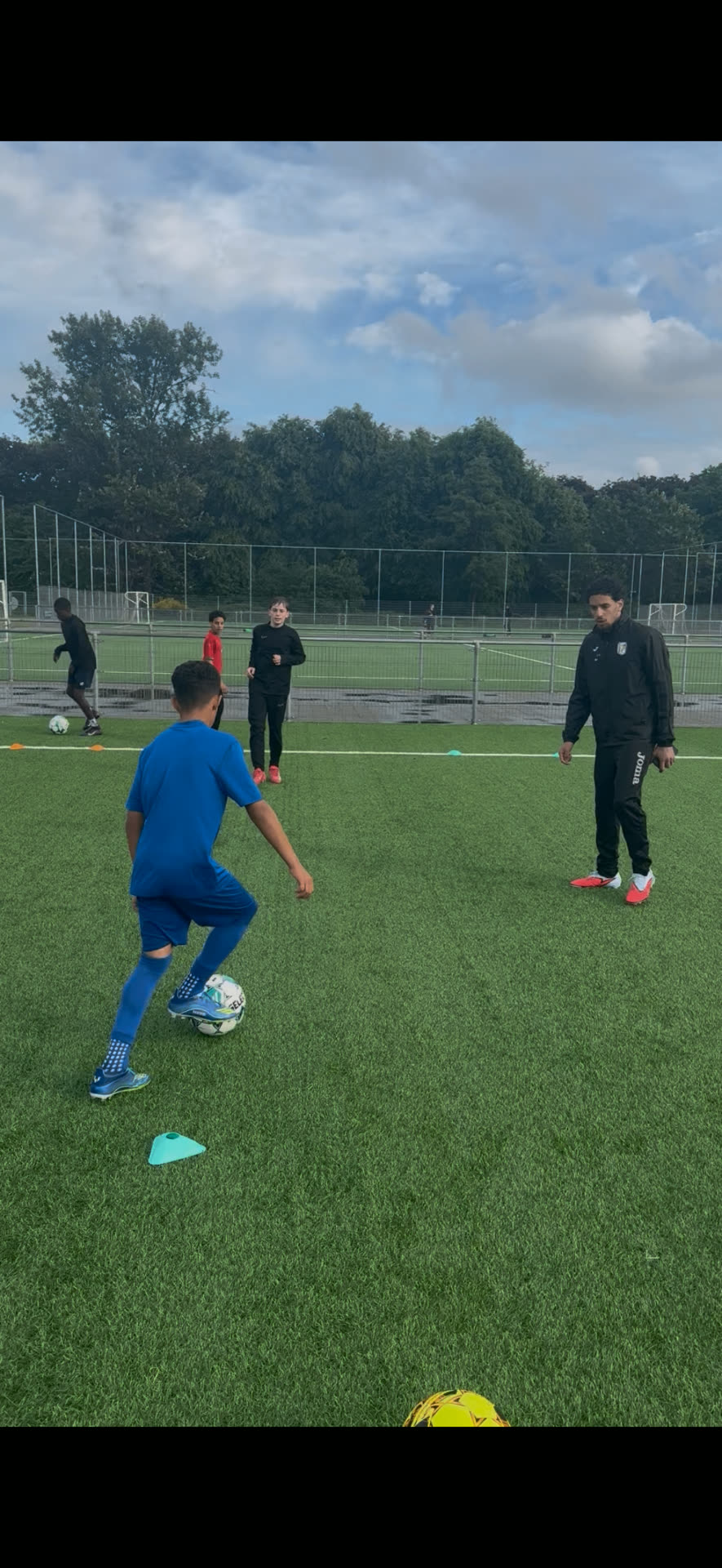 Mohamed Smounat tijdens een voetbaltraining van WKS Performance