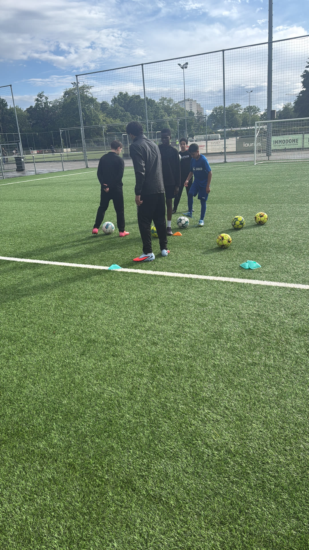 Jeugdspelers tijdens een voetbaltraining van WKS Performance op de Wilrijkse Pleinen in Wilrijk, Antwerpen